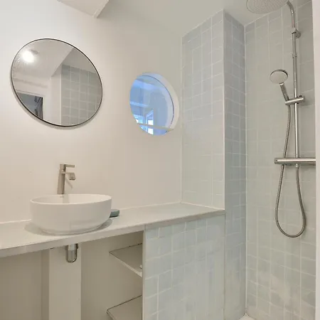 Stylish Attic Conversion * パリ