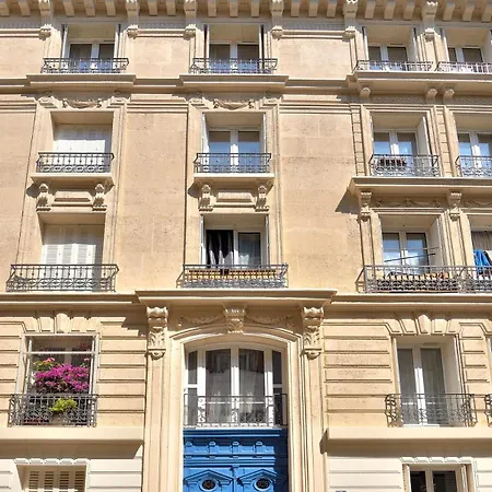 Stylish Attic Conversion Párizs